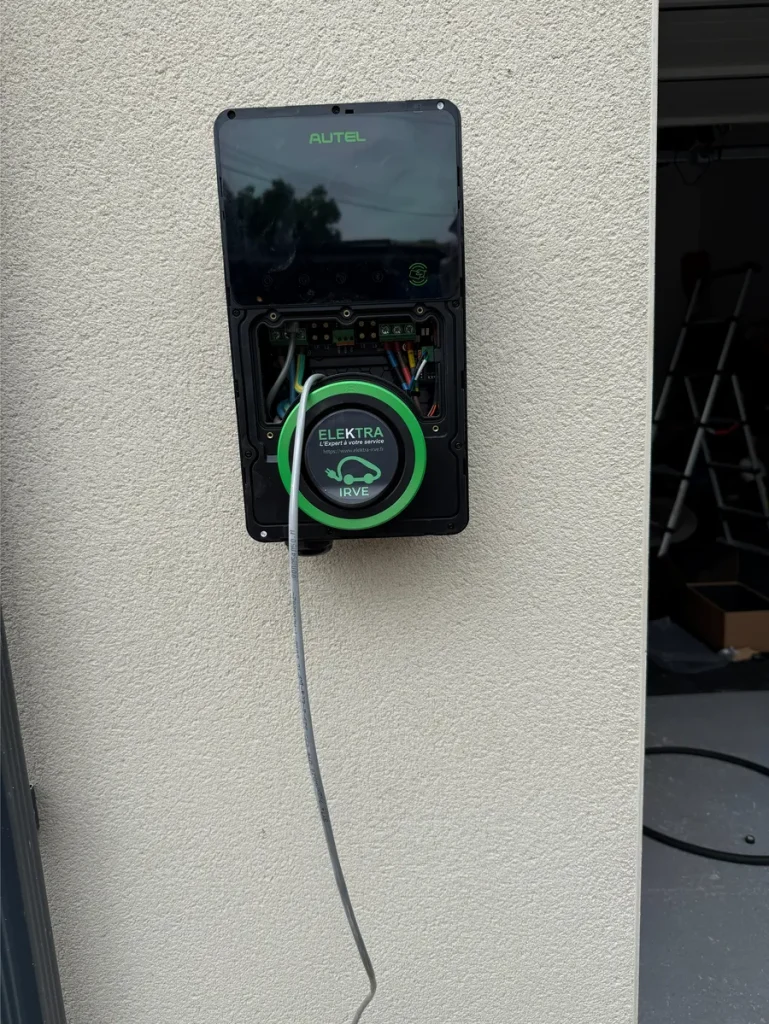 Réalisation de borne de recharge par LP Elec, electricien à la Rochelle