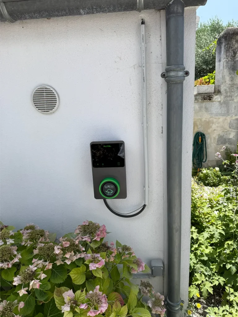 Réalisation de borne de recharge par LP Elec, electricien à la Rochelle